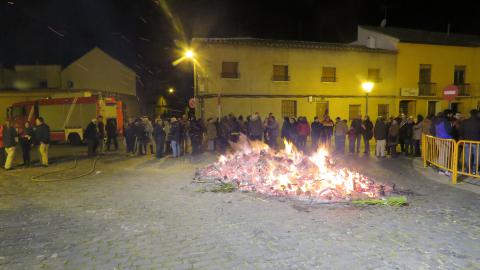 Hoguera de San Blas en la noche del sábado