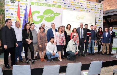 Autoridades junto a los emprendedores del coworking Manzanares