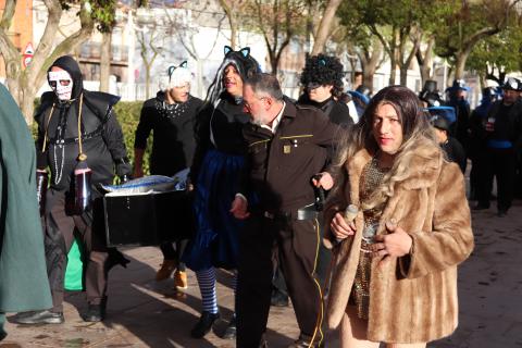 Comitiva con los restos de la Sardina por los Paseos del Río