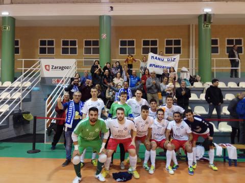 Aficionados y equipo en el partido de ida disputado en Zaragoza