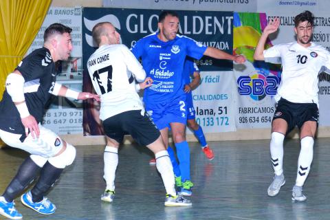 Hicham encara portería rodeado de rivales
