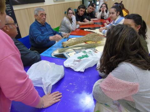 Los jóvenes aprendieron a trabajar el esparto