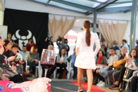 Moda y vino en el mercado de Manzanares