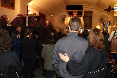 Cofrades ante las imágenes que se quedaron sin procesionar este Viernes Santo