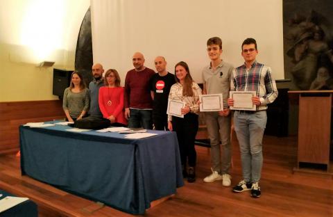 Pablo Nieto-Sandoval (a la derecha de la imagen) con su diploma como ganador regional