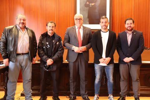 El nuevo agente junto a las autoridades en la toma de posesión
