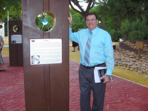 Julián Gómez-Cambronero el día de inauguración del Paseo del Sistema Solar en septiembre de 2010