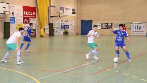 Blecua controla el balón ante Fran Peña en el primer partido del play off