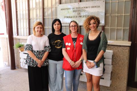 María Criado junto a la concejala de Igualdad y las representantes de Cruz Roja