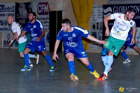 Jorge Salcedo pugna con el goleador Buendía en el partido de liga ante Mengíbar