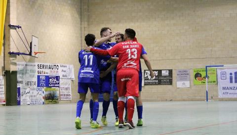 Dani Juárez y Otero celebran un gol junto a Nacho Gil y Kiki