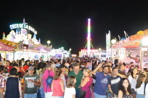 El recinto de atracciones se llenó de público en la noche del lunes