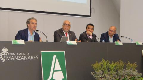 Representantes de Asaja junto al alcalde y al consejero de Agricultura