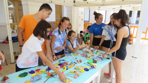 Mercadillo solidario del campamento urbano