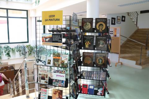 Centro de interés sobre la temática en la primera planta de la biblioteca