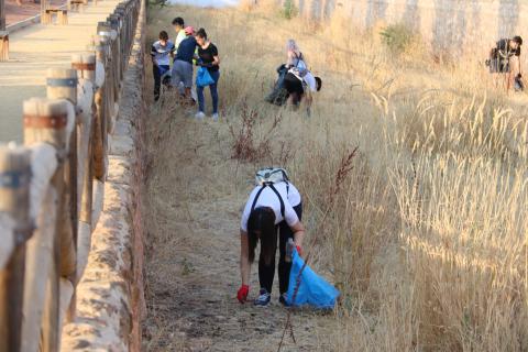 Una treintena de jóvenes preocupados por el medio ambiente organiza una batida de limpieza