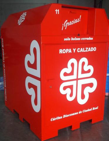 Contenedores rojos de Cáritas para recogida de ropa y calzado
