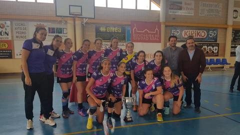 El Handball Femenino posa con el Trofeo Diputación