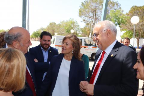 El alcalde y la consejera saludan al presidente del Consejo de Mayores