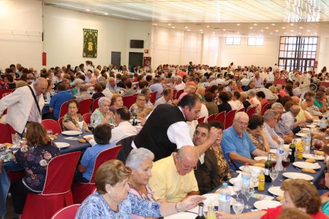 600 personas mayores en la comida de convivencia