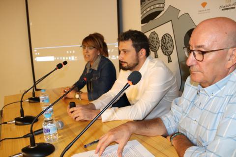 Silvia Cebrián acompañó a Alfonso Monsalve y a Francisco Contreras en la presentación de la conferencia