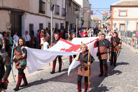 Desfile con la bandera de la Orden de Calatrava