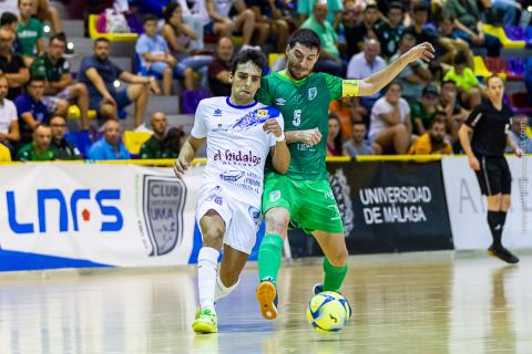 Nacho Gil pugna un balón en Antequera