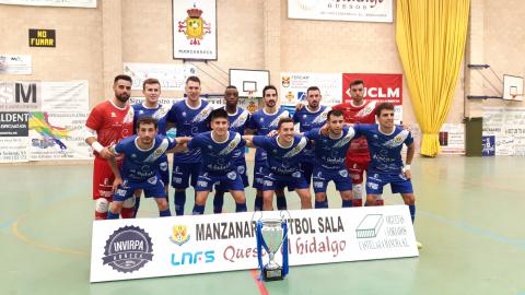 El Manzanares FS estrenó la indumentaria oficial de la temporada y ofreció el Trofeo JCCM a su afición