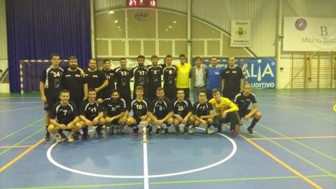 Plantilla del equipo senior masculino del BM Manzanares junto al concejal de Deportes