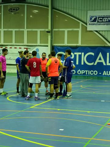 Peco se dirige a los suyos en un entrenamiento