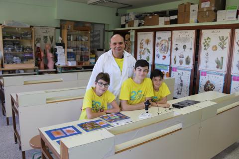 El profesor José Luis Olmo junto al alumnado que defendió el trabajo en Alcoy