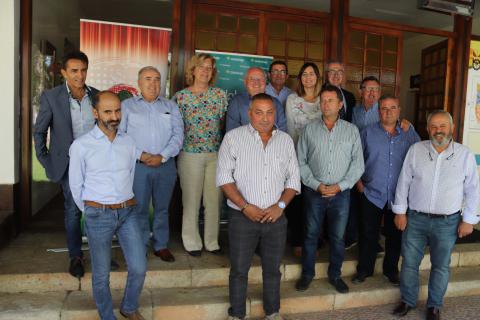 Foto conjunta de autoridades y miembros de la mesa