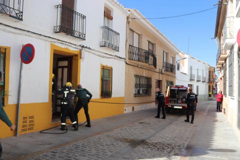 Momento en el que bomberos y fuerzas de seguridad entran en el domicilio