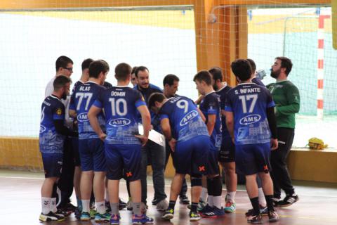 Moncho Peco da instrucciones a su equipo en el partido jugado en Herencia