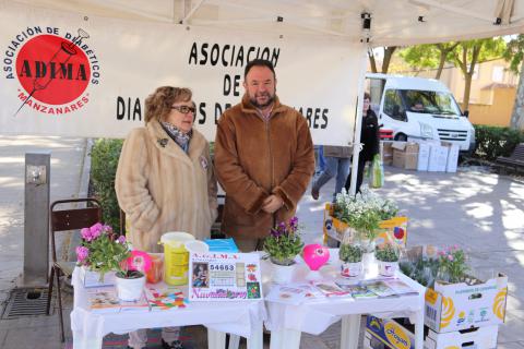 El concejal de Sanidad visitó la mesa informativa de Adima en el mercadillo