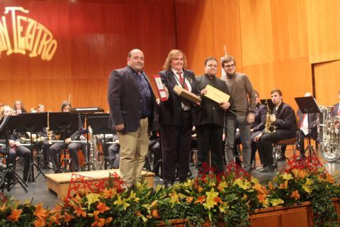 Entrega de una placa conmemorativa