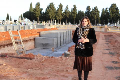 Isabel Díaz-Benito ha visitado las obras de construcción de nuevas sepulturas