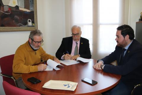 Firma del convenio entre UGT y el Ayuntamiento