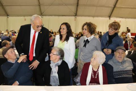 Miembros del Equipo de Gobierno felicitando la Navidad a las personas mayores