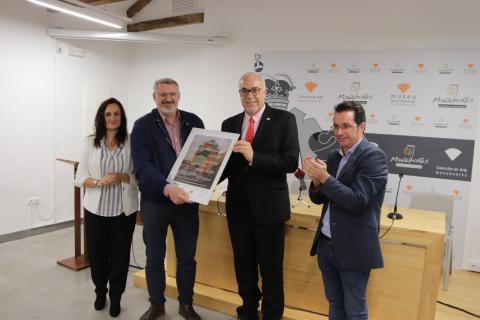 El alcalde entregó el reconocimiento al director de la fábrica Rivulis