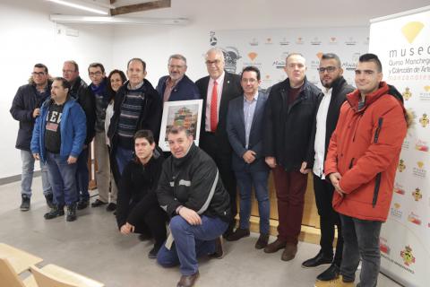 Foto conjunta de usuarios del Centro Ocupacional con los representantes municipales y de Rivulis