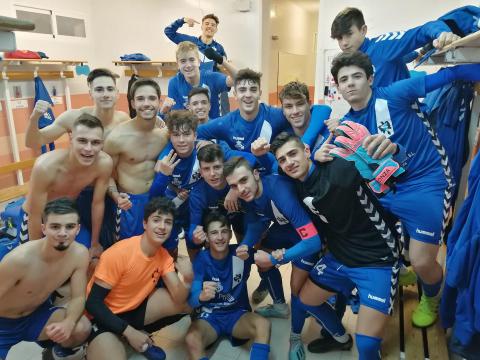 Celebración del juvenil en el vestuario tras ganar al Toledo