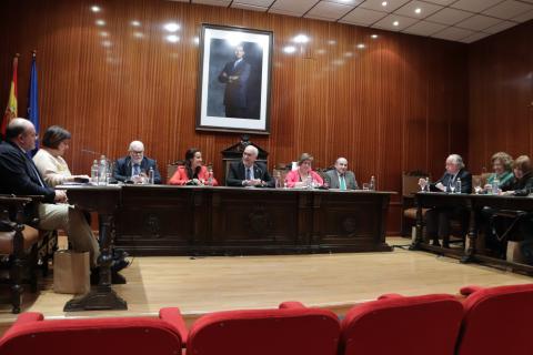 Reunión con los delegados de las consejerías en el salón de plenos