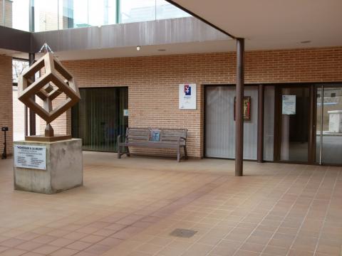 Patio de entrada al Centro de la Mujer