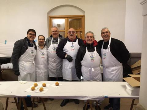 Miembros de la Asociación La Almorta junto al concejal de Carnaval