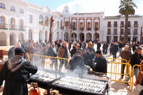 Más de mil personas disfrutan de la sardinada carnavalera