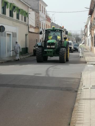 En estas tareas se utiliza maquinaria ofrecida por los agricultores de Manzanares