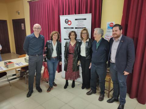 Autoridades locales y miembros de la Escuela de Ciudadanía junto a Berna González y Nuria Barrios