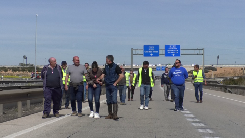 Los agricultores cortan la A4 a la altura de Manzanares