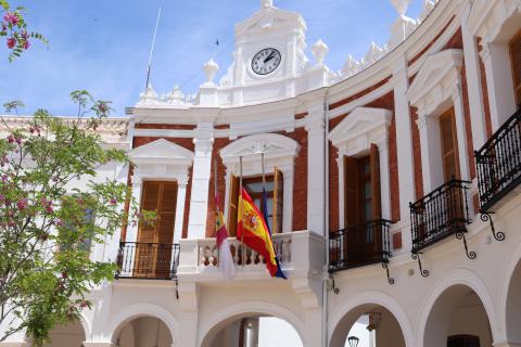 Banderas a media asta en Manzanares